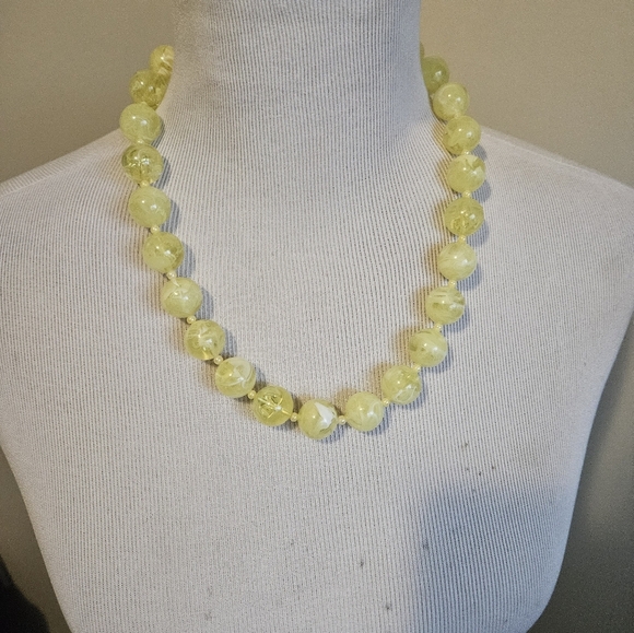 Vintage Chunky yellow beaded necklace. - Picture 2 of 9